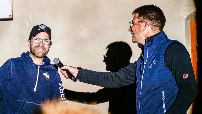 Nationalpark-Mitarbeiter Stefan Triebs (rechts) im Gespräch mit Mario Theus. Foto: Jon Duschletta