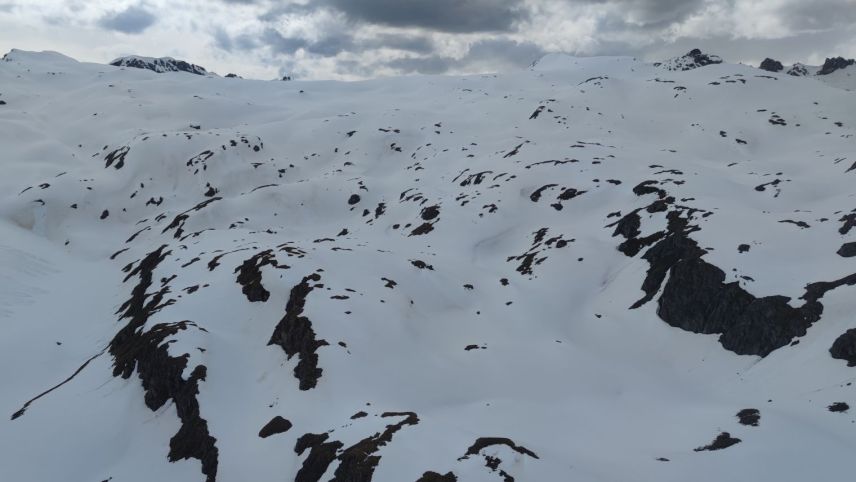 Wanderwege sind theoretisch offen, sobald sie schneefrei sind. Für die Wanderung zu den Lais da Rims trifft dies jedoch noch nicht zu. Ein Augenschein am 6. Juni. Foto: Claudia Alini.
