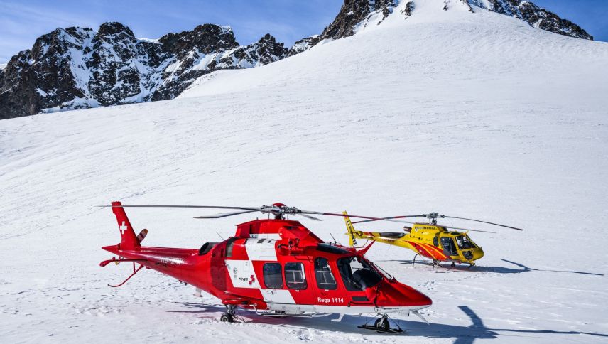 Mit Unterstützung von vier Bergrettern und einem Helikopter der Heli Bernina konnte der Verunfallte unverletzt aus der Spalte gerettet werden. Foto: Rega
