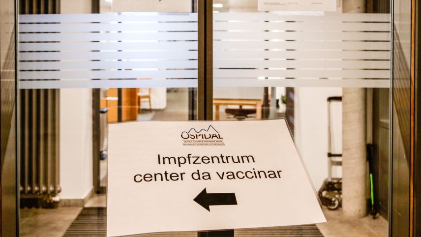 Il Center da sandà Engiadina Bassa organisescha inscunters da vaccinaziun sainza termin (fotografia: Jon Duschletta).