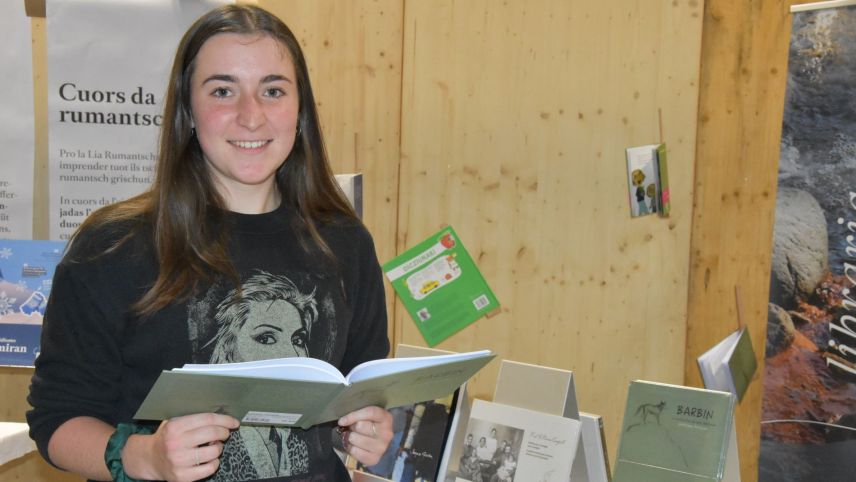 Braida Nesa ha grond plaschair da tgnair in man seis cudesch cun l’istorgia dal luf Barbin (fotografia: Nicolo Bass).