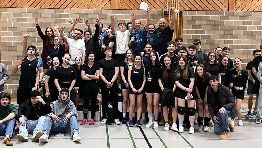 Die Teilnehmenden des Volleyballturniers der gewerblichen und kaufmännischen Berufsschule Samedan hatten sichtlich Spass. 	
Foto: Roman Franziscus