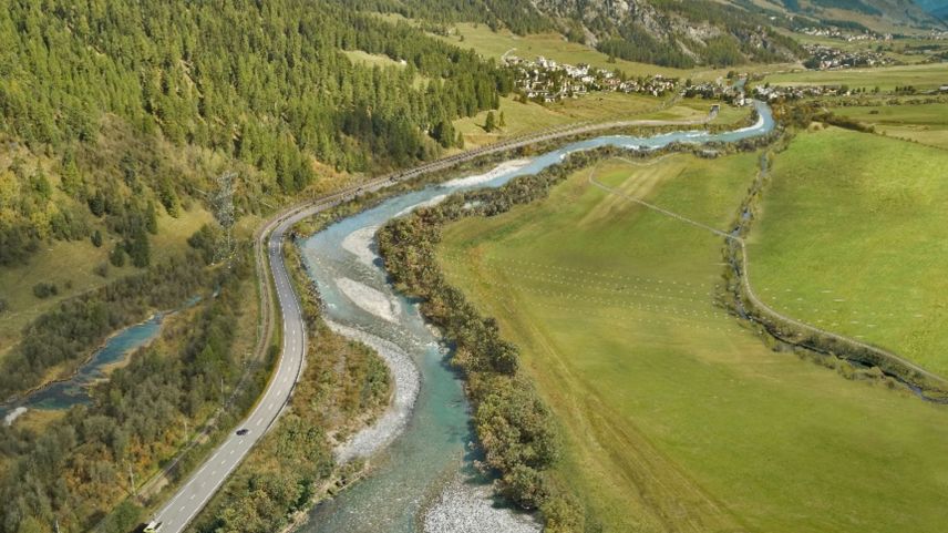 Blick von Bever Richtung La Punt: Die Engadinstrasse und die Linie der Rhätischen Bahn machen Platz für den revitalisierten Inn.          Visualisierung: Auin AG