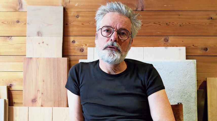 Mit dem Umbau eines Wohnhauses in Tschlin im Jahre 2014 setzte der Architekt Urs Padrun den frei stehenden Kirchturm San Jon gekonnt in Szene. 		Fotos: Bettina Gugger