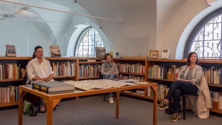 Giada Bianchi (links), Ivana Pappalepore (Mitte) und Heather Pilato (rechts) haben am Donnerstag den Sprachtreff besucht, um ihre Deutschkenntnisse auffrischen und erweitern zu können. Foto: Valentina Baumann