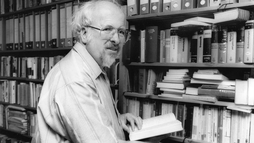 Guiu Sobiela-Caanitz barmör ha ramassà üna vita intera cudeschs. Uossa as poja surtour parts da sia collecziun (fotografia: Somedia/Peter de Jong).