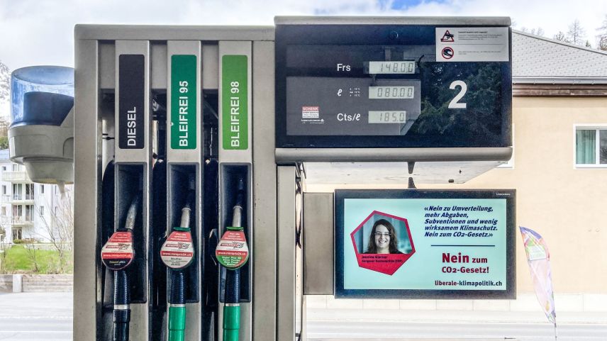 An der Tankstelle in St. Moritz Bad wird gegen das CO2-Gesetz mobilisiert - hier durch die Initiative «Nein zum CO2-Gesetz»	Foto: Jon Duschletta