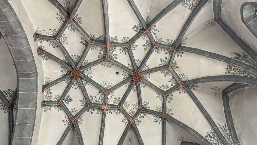 Haspelstern in der Kirche von Ramosch. Diese Gewölbeart findet sich im Alpenraum fast ausschliesslich in Bündner Kirchen. Foto: Walter Isler