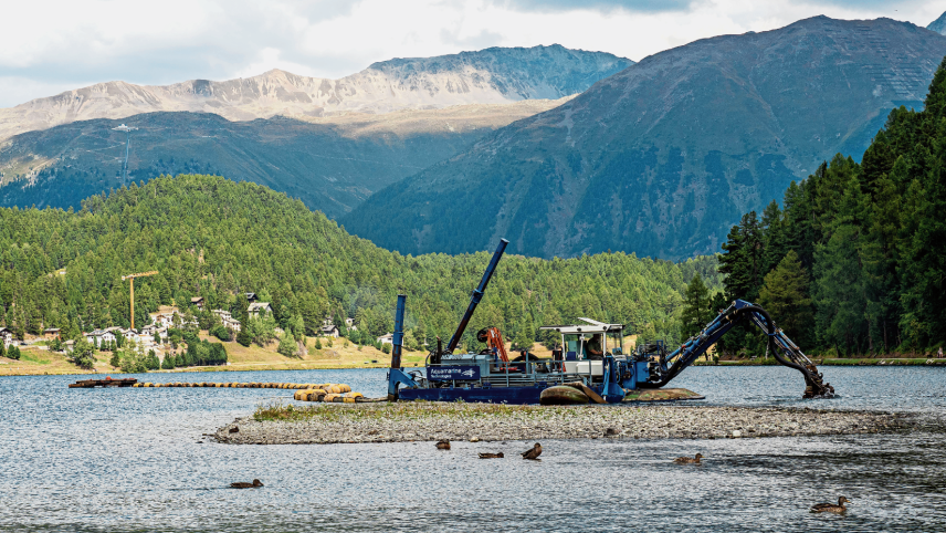 Die Saugarbeiten Im St. Moritzersee sind bereits in vollem Gange. 
Foto: Tiago Almeida