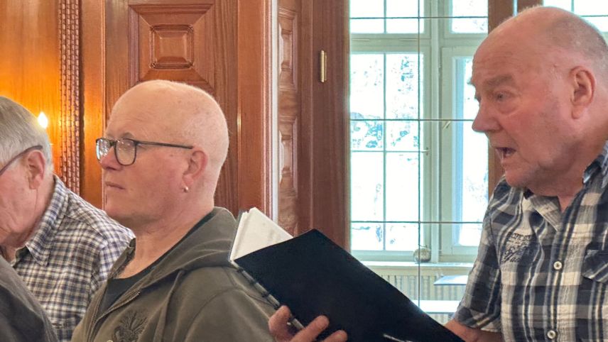 Matthias Merz (a schnestra) e Peder Rauch sun viagiats in America per chantar per la prüma jada l’Oda a l’algrezcha in rumantsch (fotografia: Nicolo Bass).