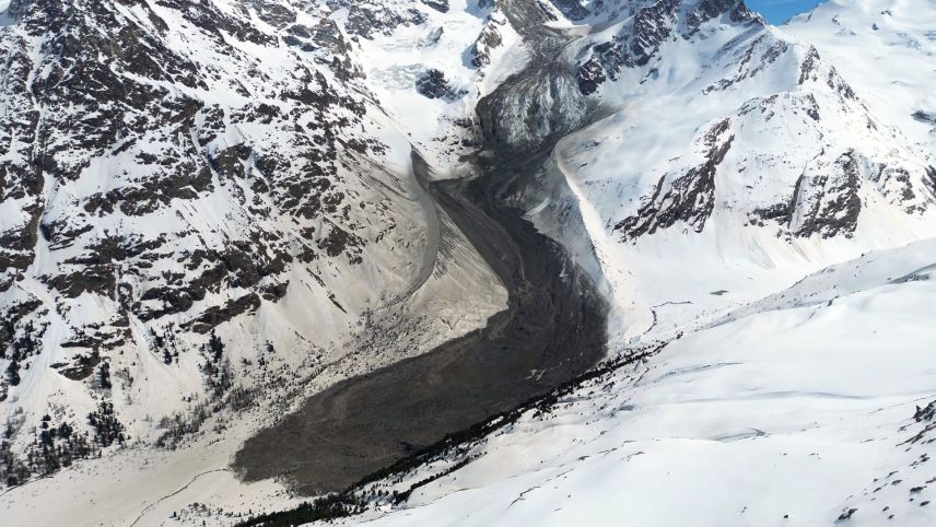 Der Bergsturz am Piz Scerscen hatte einen Schuttstrom aus Felsen, Eis und Schnee zur Folge, der sich von der Absturzstelle über sechs Kilometer bis in die obere Val Roseg bewegte. Foto: Gemeinde Samedan