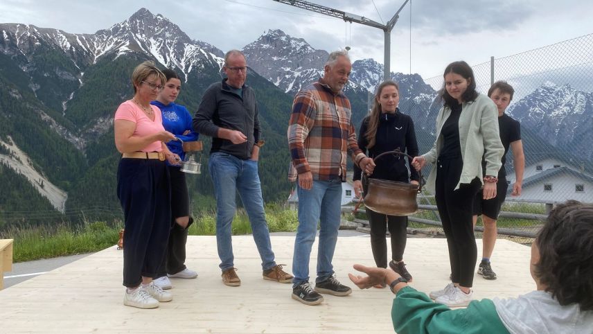 Teatristas e teatrists taidlan ils cussagls da la redschissura Madlaina Rauch (fotografia: Flurin Andry).