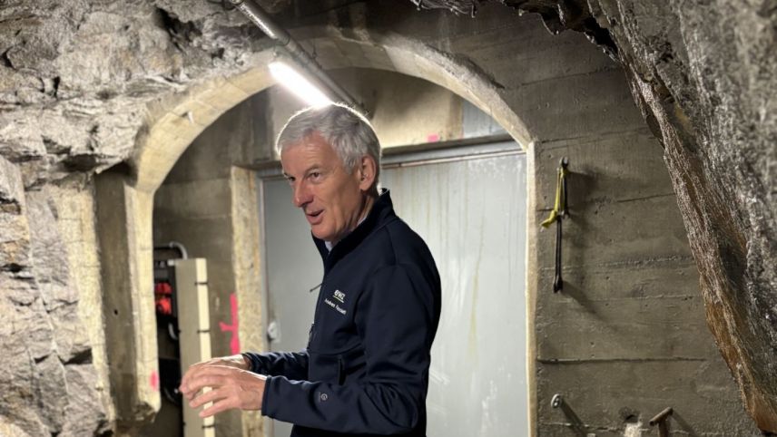 Andres Fasciati erklärt den Anwesenden den Ablauf der Bauarbeiten. Er ist Projektleiter und verantwortlich für die Wasserkraftwerke der EWZ im Bergell.    Foto: Lorenzo Tuena 