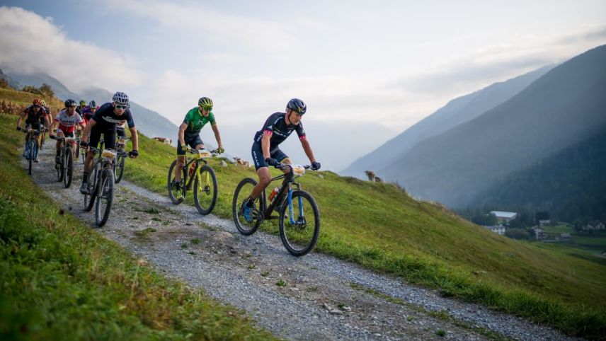 Zum 21. Mal lockt die Engadiner Bergkulisse Bike-Begeisterte auf die Strecke des Nationalpark Bike-Marathons (Foto: Dominik Täuber).
