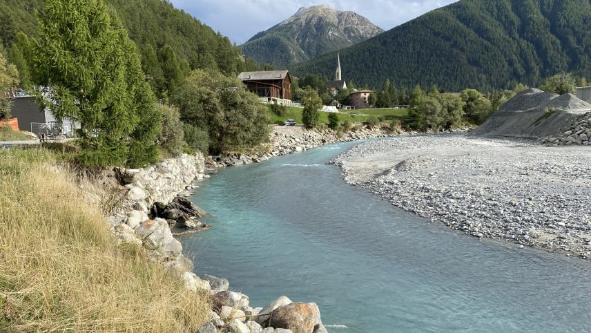 Il traget da l’En (sülla fotografia a schnestra) chi d’eira gnü donnagià da las strasoras dal 2023 (fotografia: Chantun Grischun).
