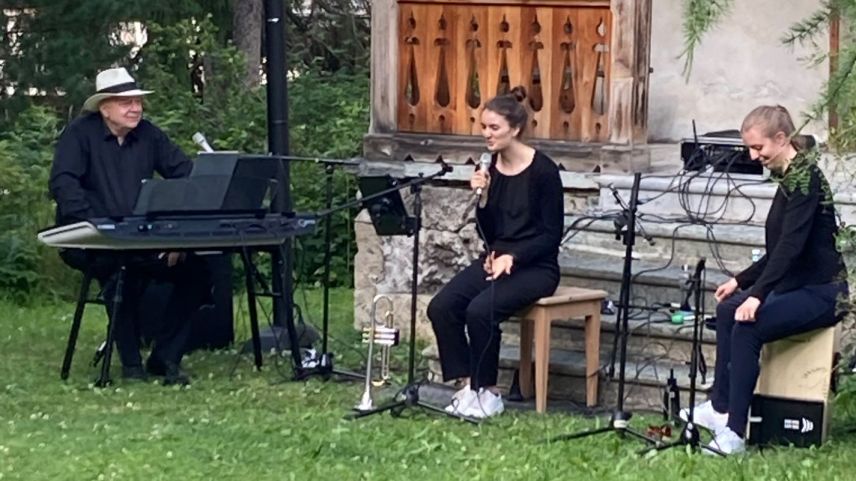 Il Steidle Trio ho preschanto üna nouva chanzun rumauntscha cul text da Selina Duschletta (fotografia: Martina Shuler-Fluor).