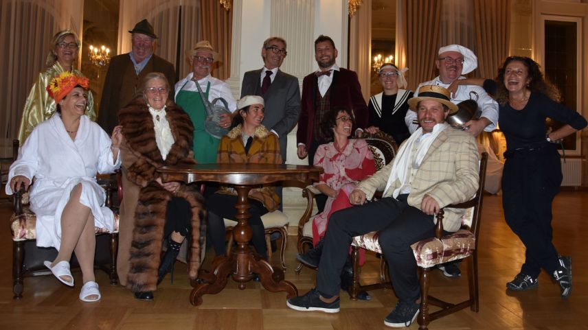 La gruppa da teater da Ftan preschainta insembel cun l’autura e redschissura Adriana Altaras (ourasom a dretta) il teater i’l Grand Hotel Scuol Palace a Nairs (fotografia: Nicolo Bass).