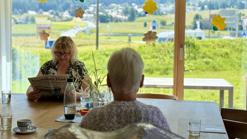 Gemeinsam Zeitung lesen im Aufenthaltsraum. Foto: Fadrina Hofmann