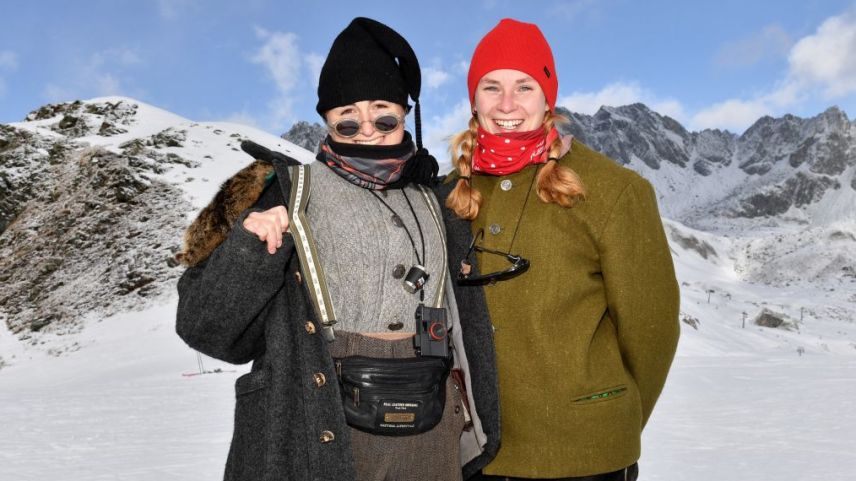 Zum Anlass passende Kleidung sorgt für authentische Stimmung an der Schmuggler-Trophy in Samnaun (Foto: Mario Curti).