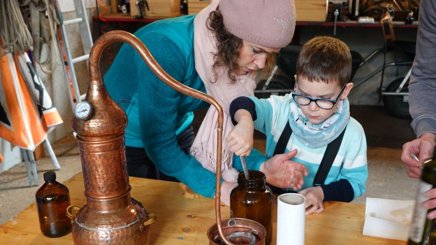 Flurina Walter e seis figl Loris prodüan svessa ün öt cun l’öli eteric da la Val S-charl (fotografia: Angelika Abderhalden).