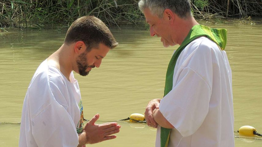 Thomas Maurer tauft einen Freund aus der Schweiz. Foto: z. Vfg.