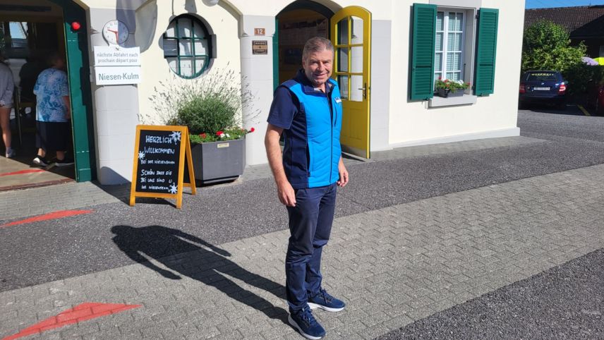 Urs Wohler vor der Talstation der Niesenbahn in Mülenen. Wohler ist in Thun aufgewachsen und lebte von 2005 bis ... mit seiner Familie in Scuol. Bis 2016 war er Direktor der TESSVM AG. Foto: Stephan Kiener