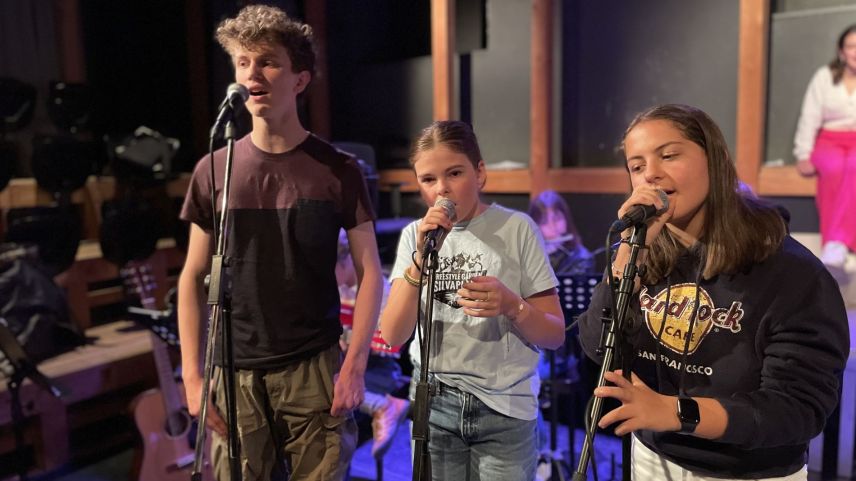 Auch Gesang gehört zur Aufführung. Foto: Fadrina Hofmann