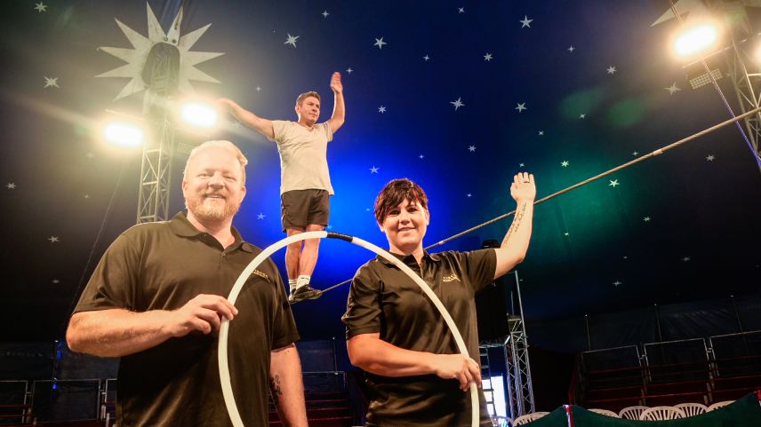 Marco und Ramona Berger haben sich 2019 den Traum eines eigenen Zirkus erfüllt, wurden aber gleich wieder von der Pandemie ausgebremst. Im Hintergrund feilt Seiltänzer Oswaldo Ramos an seiner Nummer. Foto: Jon Duschletta