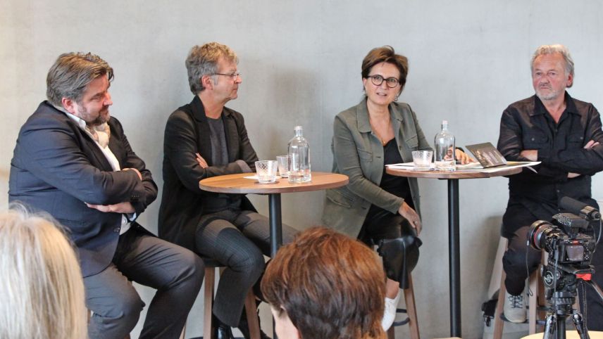 Die Gesprächsteilnehmer von links: Christian Kathriner, Stephan Kunz, Bettina Plattner-Gerber und Gion A. Caminada im Gespräch über das Wechselspiel zwischen Kunst und Rezipient. Foto: Stefanie Wick Widmer