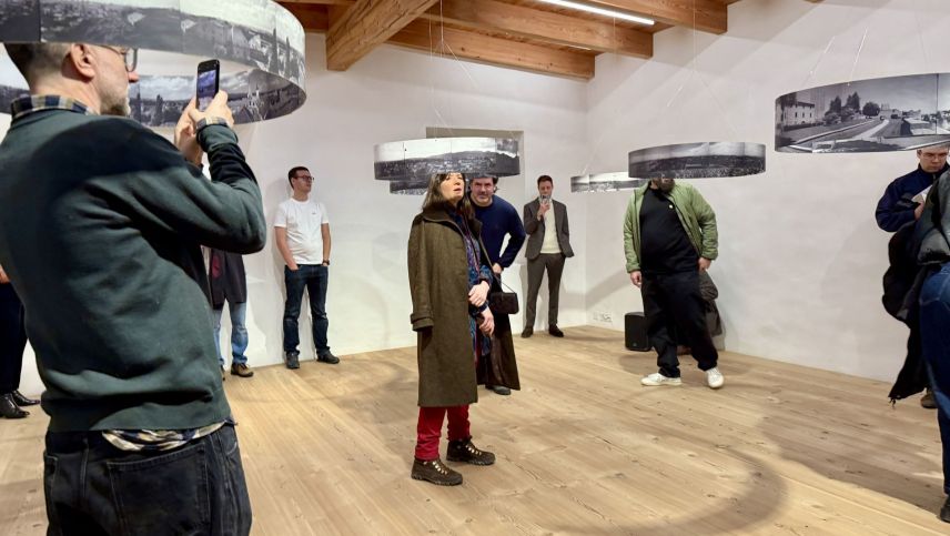 Die Vernissage hat ein grosses Publikum angezogen.  Foto: Fadrina Hofmann