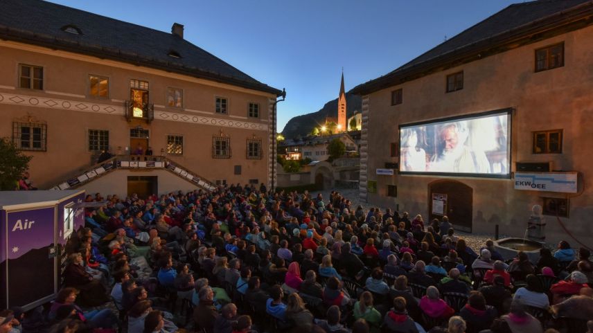 Il «Nationalpark Kino Openair» a Zernez attira minch’on a giasts ed indigenas ed indigens da tuot l’Engiadina (fotografia: mad).