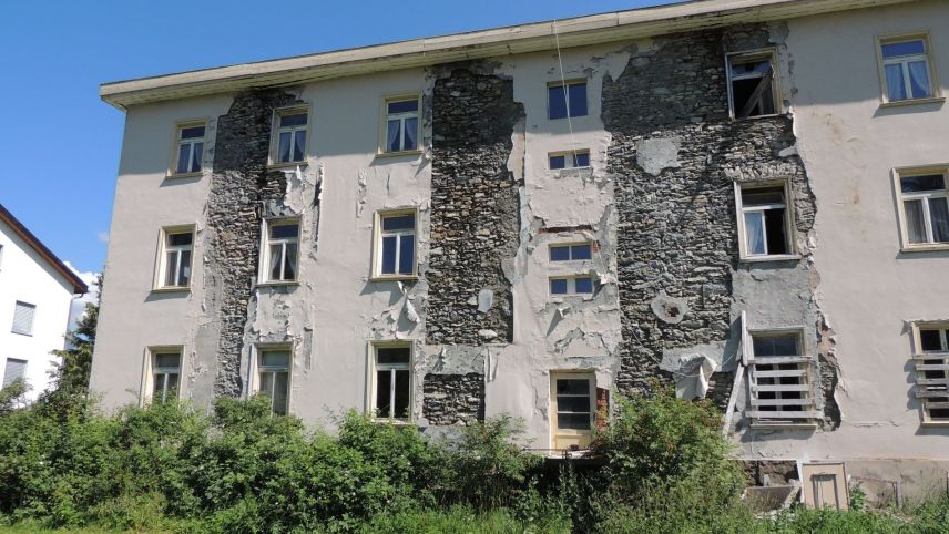L’Hotel Tarasp as preschainta in ün fich nosch stadi (fotografia: Benedict Stecher).