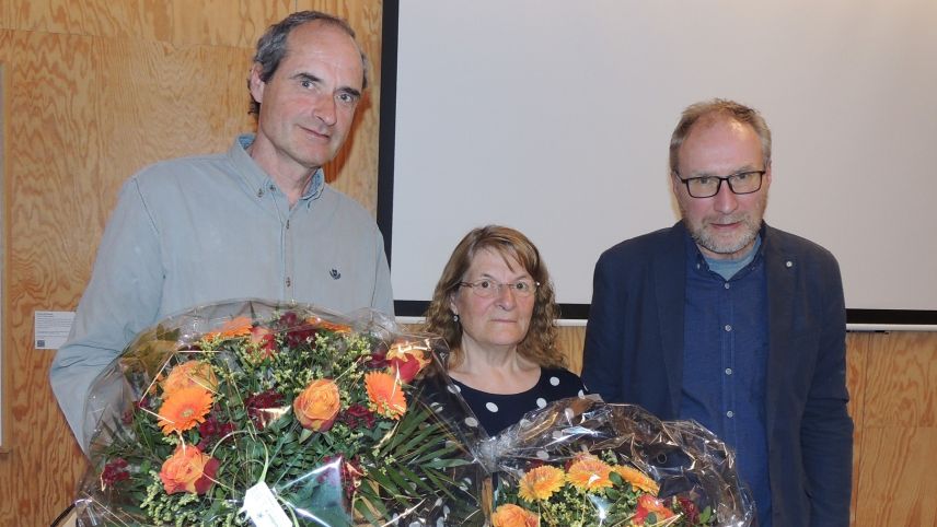 Vernissascha da l’exposiziun a Zernez: Yann Lenggenhager (da schnestra), president da la Fundaziun Robert F. Kennedy Human Rights Svizra, la referenta Maria Ursula Waser e Peter Tiehle, il manader da la scoula da Zernez (fotografia: Benedict Stecher).