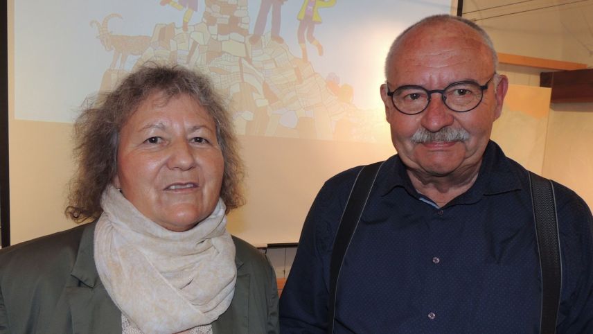 Mariachatrina Gisep Hofmann e Peter Horber in occasiun da la preschantaziun da la publicaziun «Piz Lischana» a Sent (fotografia: Benedict Stecher).