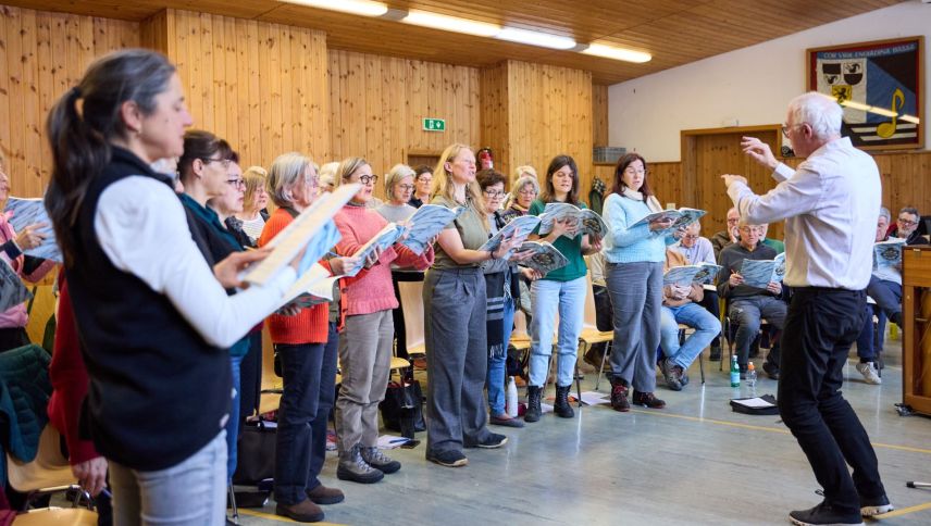 Quista fin d’eivna ha lö la seguonda prouva cumünaivla a Scuol. Ils organisaturs tscherchan amo chantaduras e chantadurs (fotografia: Michael Steiner).