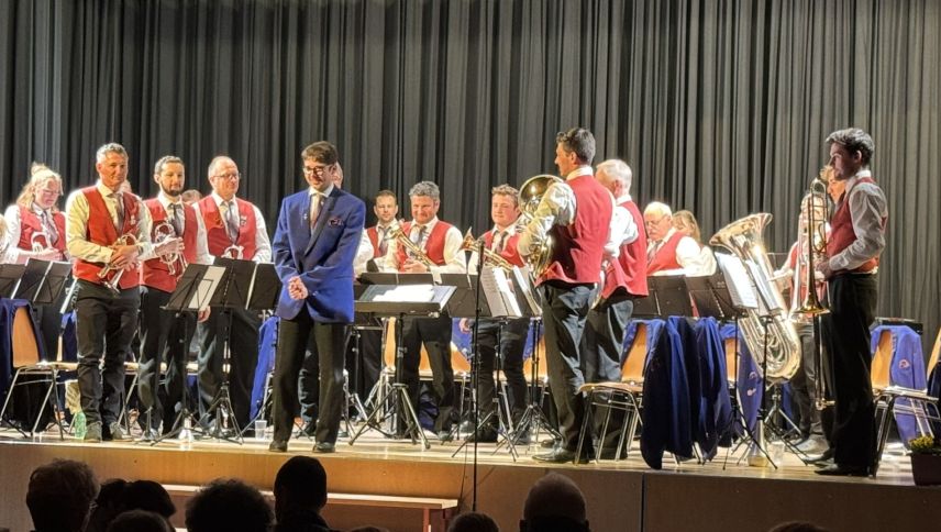 Severin Paul Brugger ha surtut la sfida musicala ed ha preschantà culla Società da musica Ftan il früt da la lavur da quist inviern (fotografia: Nicolo Bass).