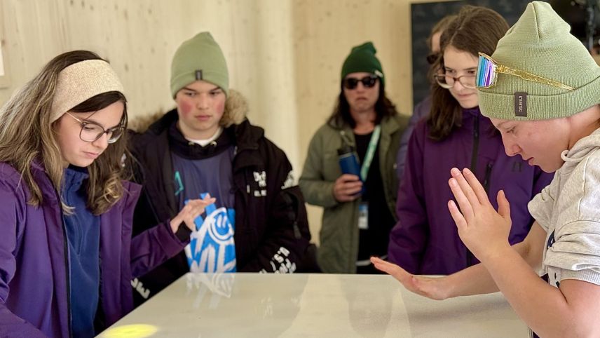 In den Sponsorenzelten und an den Ständen auf dem Big Air-Areal gibt es Spiel und Spass. Foto: Fadrina Hofmann
