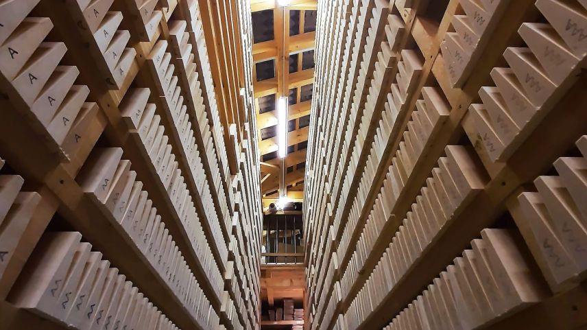 Il mantun da laina da resonanza crescha i’l magazin a Latsch – cò ün cuc traunter las curunas cun lain da resonanza per gïas (fotografia: mad).