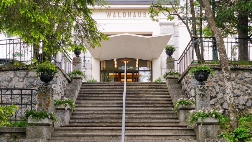 Das Hotel Waldhaus Sils lädt zum vielfältigen Kulturfestival «Kulimuth» ein, welches am 13. Juni mit den Silser Hesse-Tagen startet und bis Ende des Monats dauert. Foto: Jon Duschletta