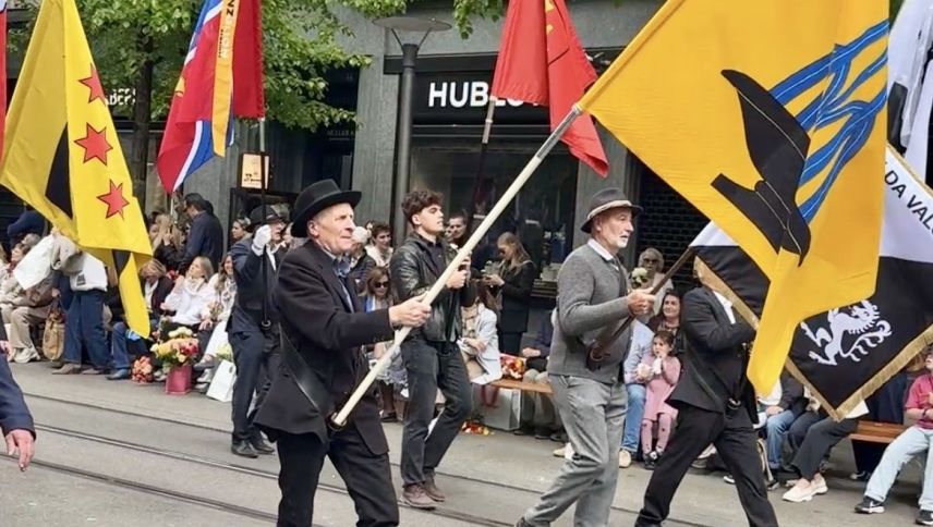 Fadri Blanke schwingt die Scuoler Fahne. Foto Fadrina Hofmann