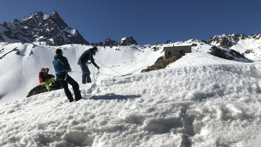 Bergführer Adrian Räz übt mit seinen Gästen am Nachmittag die Spaltenrettung. 
