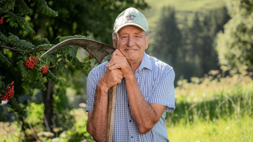 Anteriur paur, politiker e chanzlist ed uossa da verer plü regularmaing sülla tribüna da teater: Bistgaun Capaul da Lumbrein (fotografia: Daniela Derungs).
