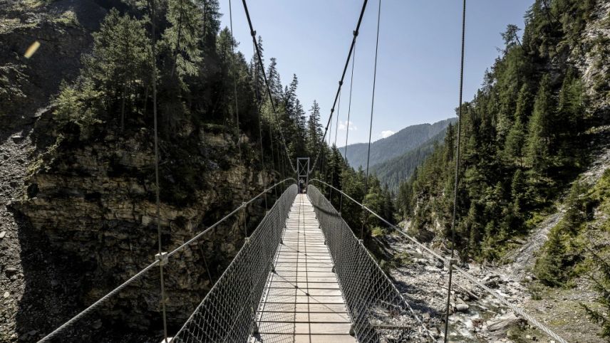 Duos iniziants da Scuol e Valsot vöglian fabrichar üna punt pendenta da 777 meters tras la Val Sinestra per colliar Vnà cun Sent (fotografia: TESSVM).