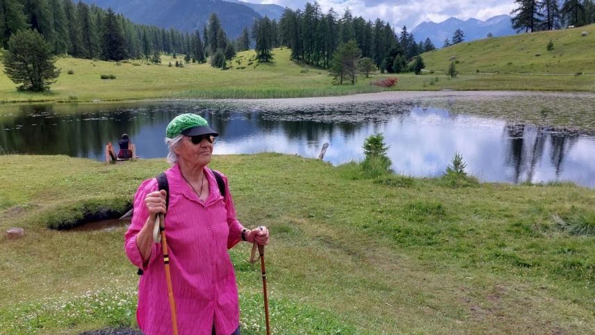 Annetta Catarina Ganzoni es gugent our il liber, quia (a schnestra) pro’l Lai Nair da Tarasp (fotografia: mad).