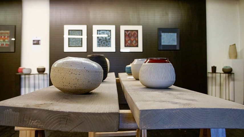 Blick in die Doppelausstellung «Ton & Papier – Struktur & Farbe» im Samedner Kunstraum Riss. Foto: Jon Duschletta