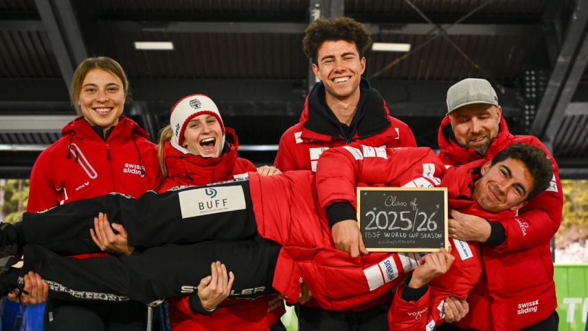 Gute Stimmung im Schweizer Team (von links): Juli Simmchen, Sara Schmied, Vinzenz Buff, Mareks Mezencevs (Eis-Trainier) und Valentino Buff (vorne, liegend). Foto: IBSF