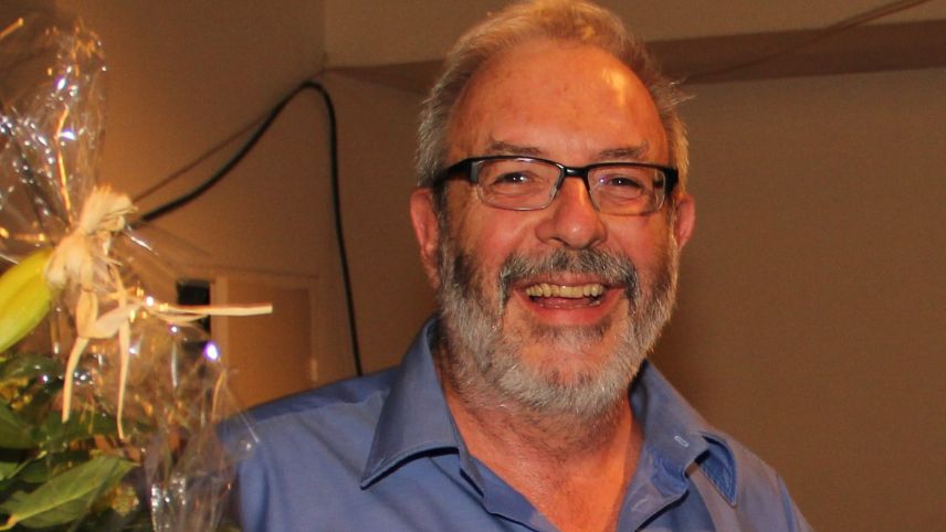 Il magister dals duos schefs rumantschs es Chasper Pult, anteriur magister ed intermediatur da cultura (fotografia: mad).