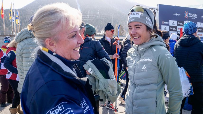 Die Präsidentin des Bündner Skiverbands, Barbara Janom Steiner, im Gespräch mit der Zweitplatzierten Giuliana Werro. Foto: Jon Duschletta