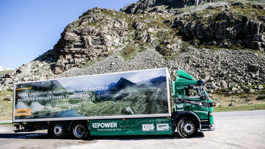 Der E-Lastwagen der Transportfirma Hunger auf der Julier-Passhöhe. Foto: Jon Duschletta