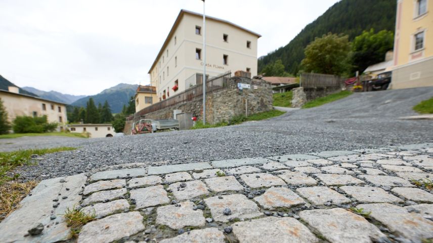 Sün üna o tschella via da quartier a Lavin finischa la salaschada dandettamaing e la via cuntinuescha cun glera (fotografia: Michael Steiner).